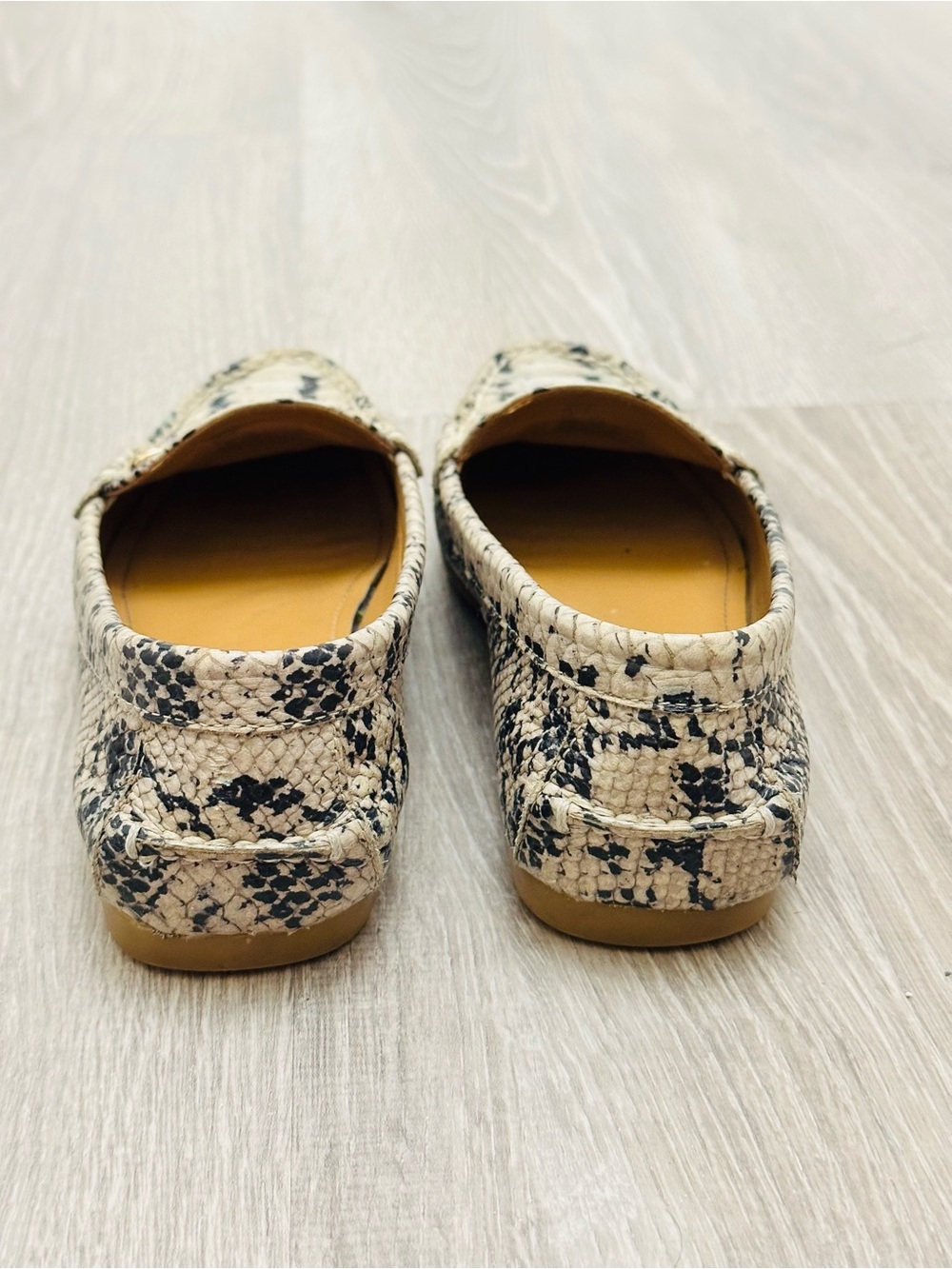 Coach Women's Beige Patterned Leather Loafers with Gold Hardware size 5.5 - Picture 4 of 9